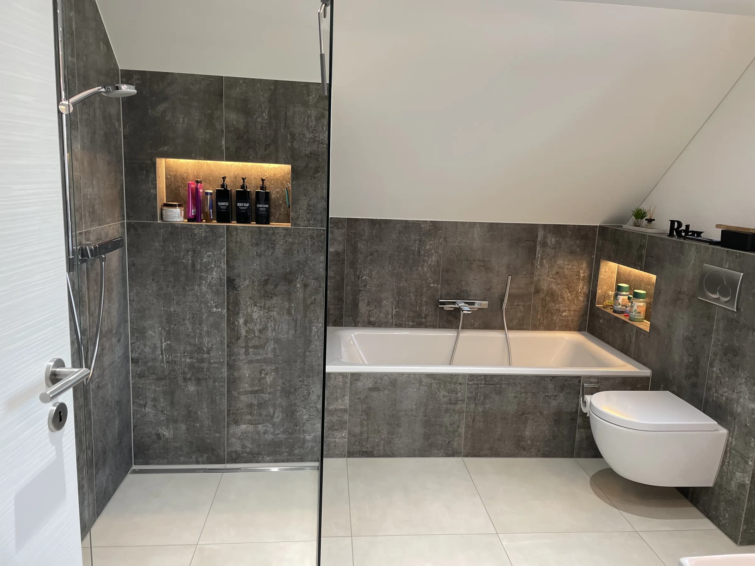 Fertiggestelltes Bad in Beton-Optik mit Walk-in-Dusche – Plattenarbeit von NB Plattenbeläge